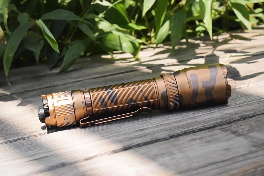 配色養(yǎng)眼，實(shí)力兼具！FENIX TK20R UE戰(zhàn)術(shù)手電體驗(yàn) Feature Image